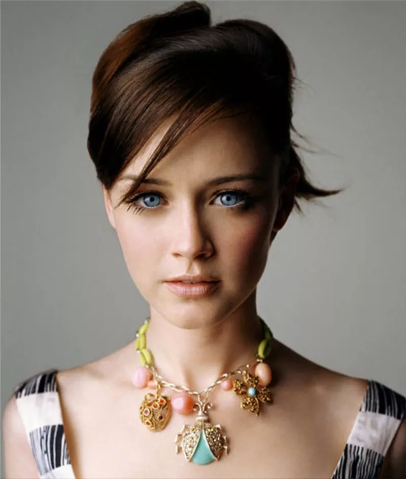 How much money does Alexis Bledel make each year?