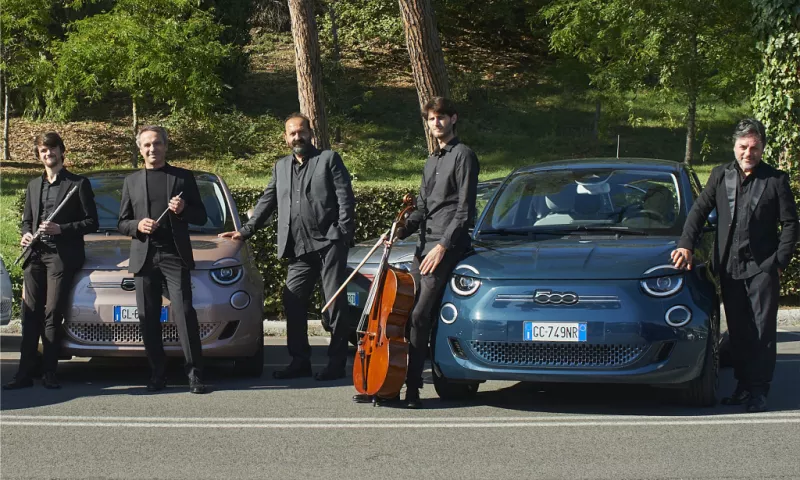 The Fiat 500 electric car in "Good morning, Dolce Vita" flash mob